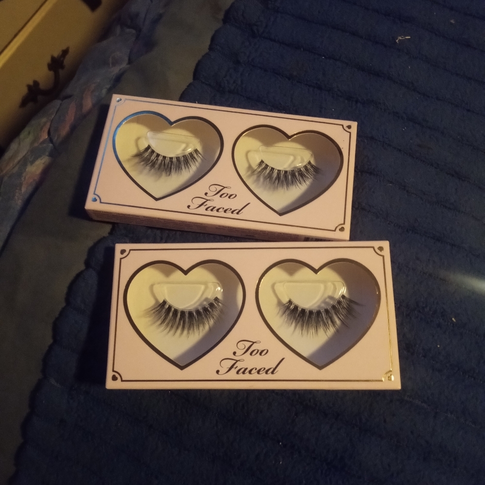 Two-faced eyelashes